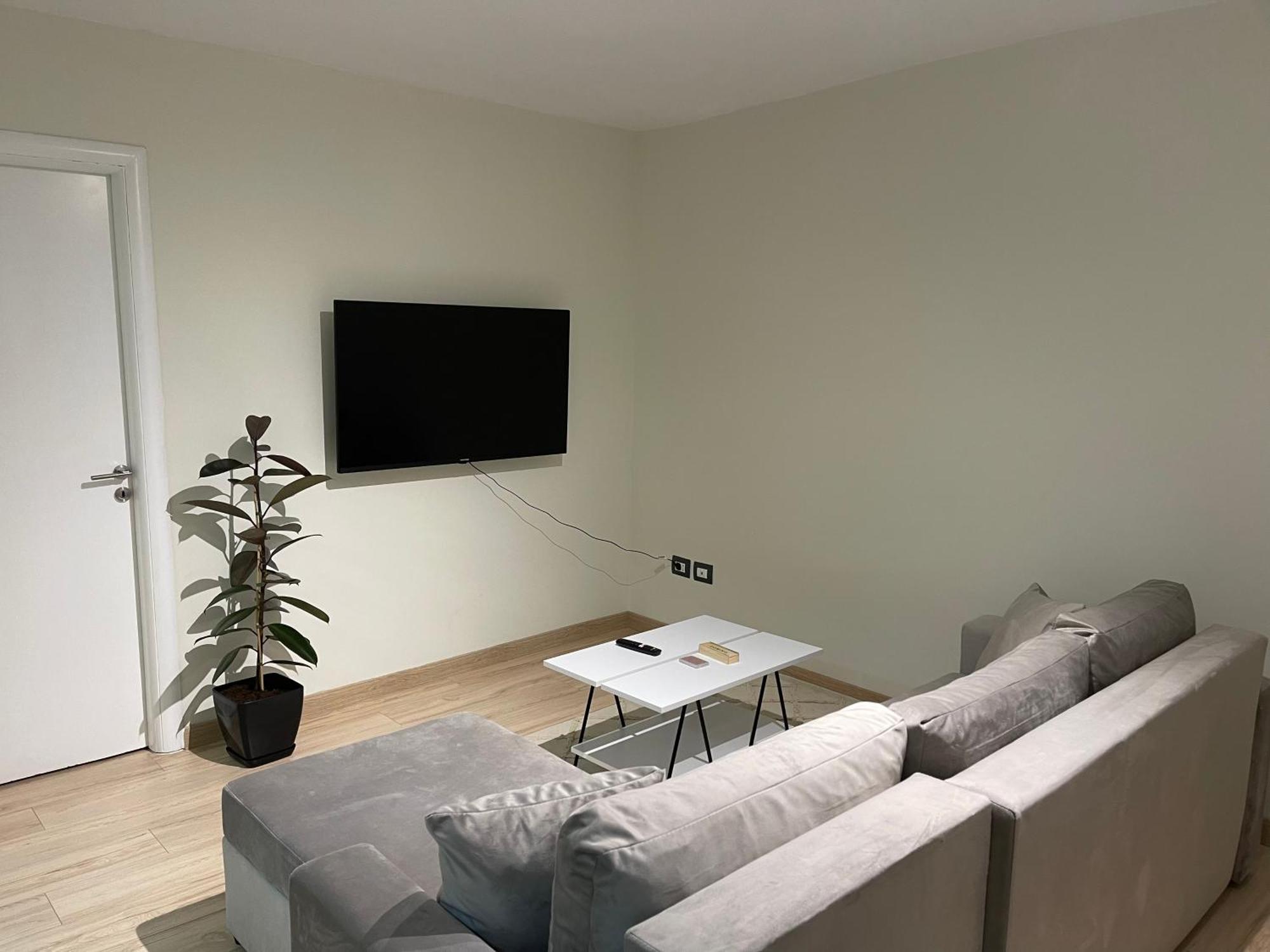 White Apartment, In The Center Of Тирана Екстер'єр фото