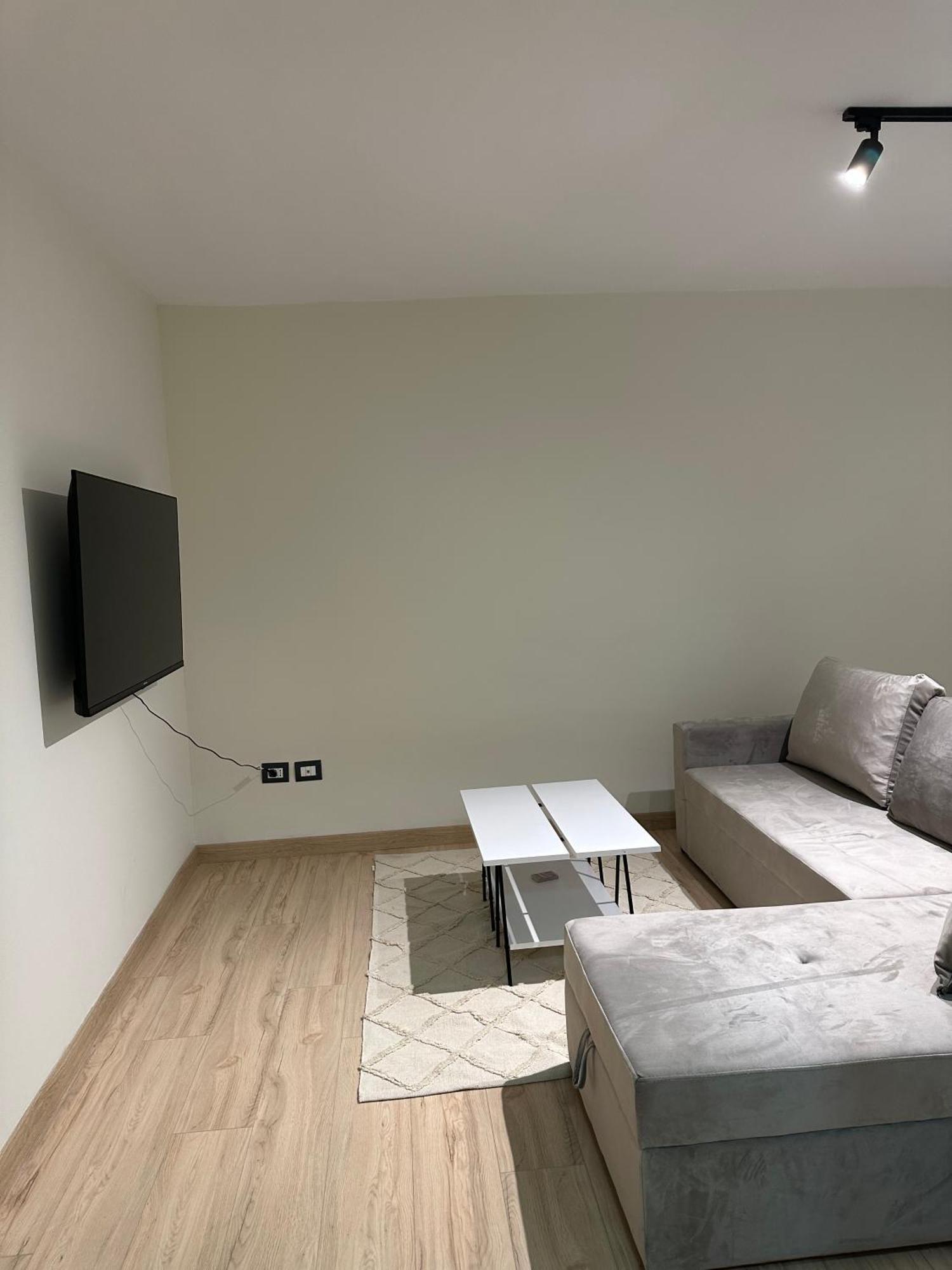 White Apartment, In The Center Of Тирана Екстер'єр фото