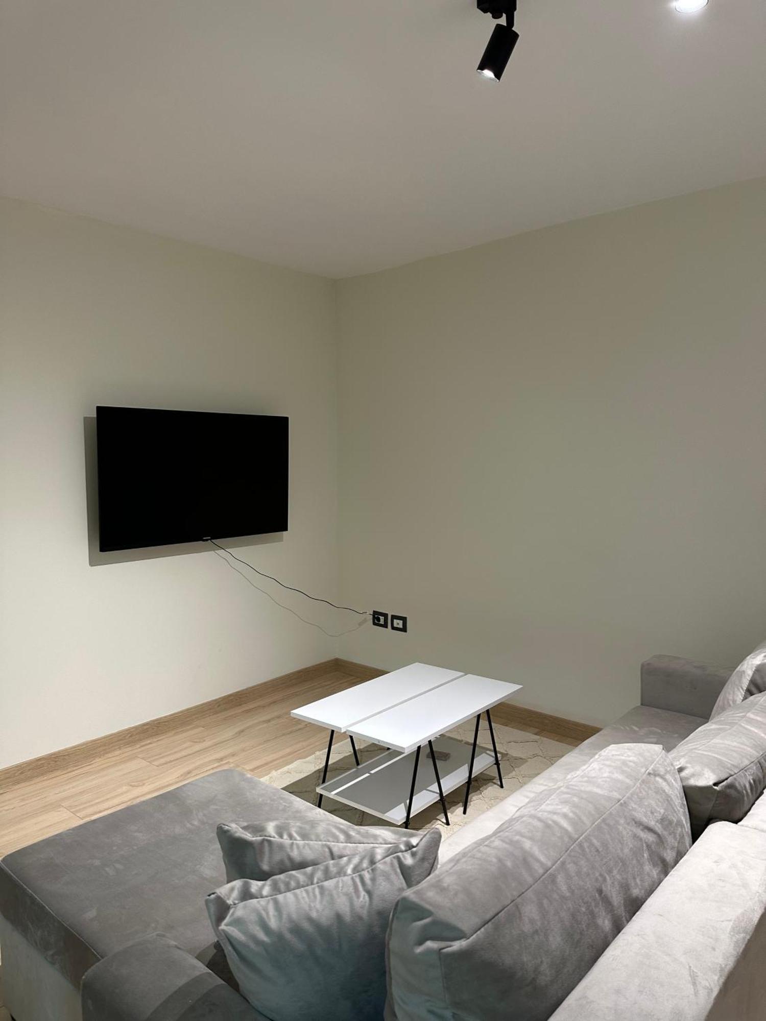 White Apartment, In The Center Of Тирана Екстер'єр фото
