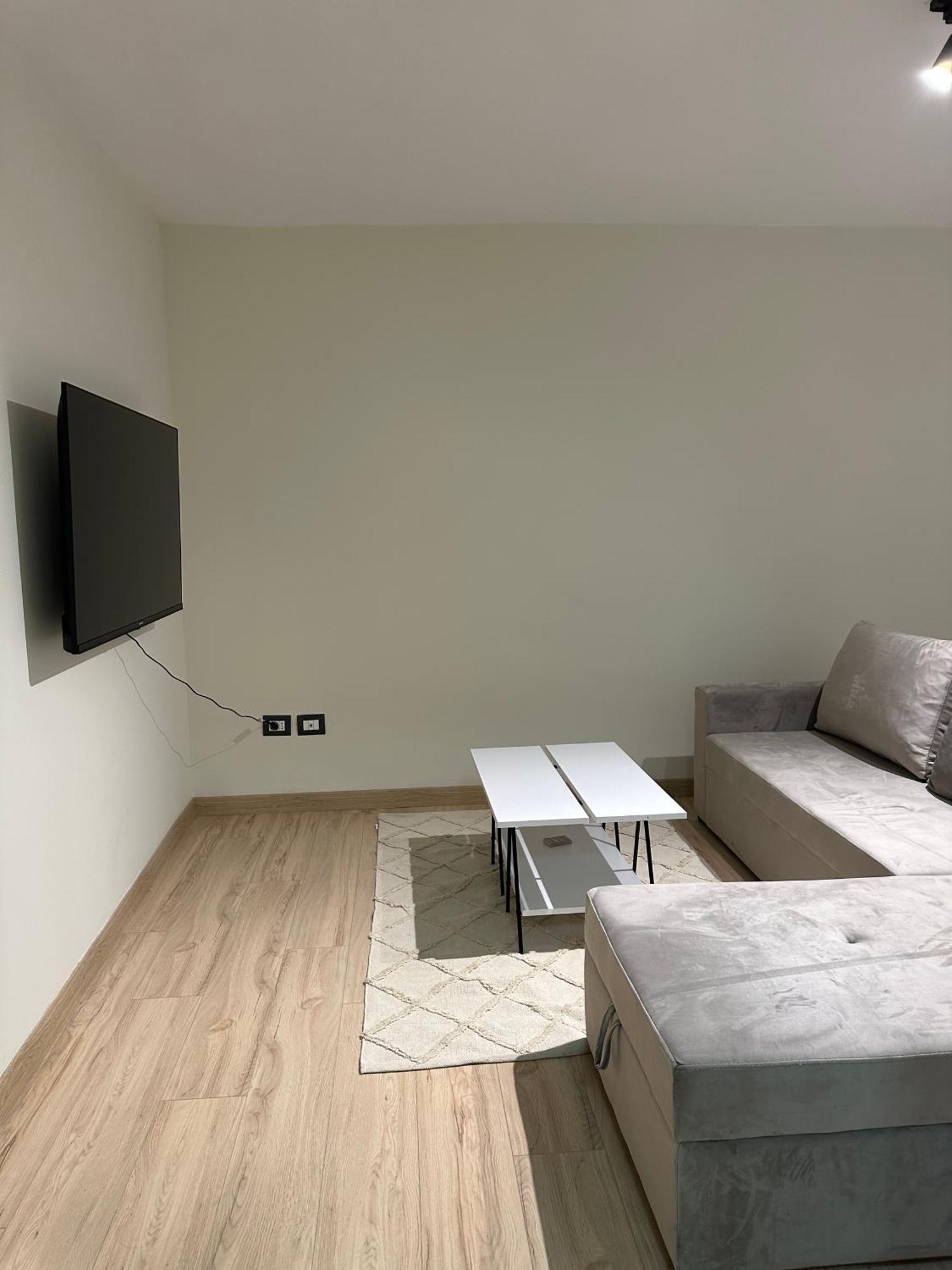 White Apartment, In The Center Of Тирана Екстер'єр фото